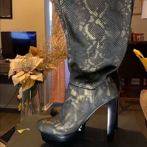 NWT knee high platform boots